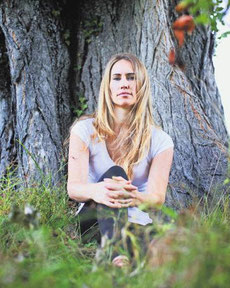 Eva Roethlisberger part souvent se réfugier dans la nature pour échapper aux ondes. Image: Odile Meylan